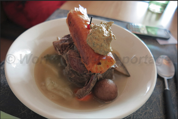 If the weather is bad, better to eat a great dish of meat and vegetables boiled If the weather is bad, better to eat a great dish of meat and vegetables boiled