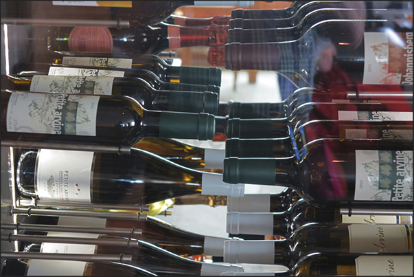 Combining the typical dishes with the excellent wines produced in the valley Combining the typical dishes with the excellent wines produced in the valley