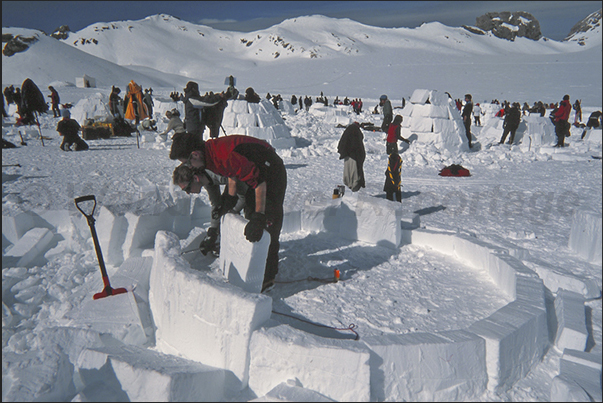 On the Pleine Morte glacier, during the year, take place different kinds of events like this rally igloo builders On the Pleine Morte glacier, during the year, take place different kinds of events like this rally igloo builders