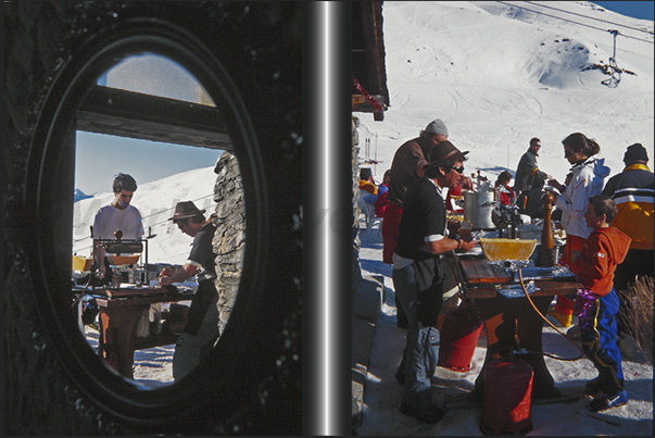 Along the slopes there are restaurants where you can rest and eat typical dishes of salami, vegetables and cheeses Along the slopes there are restaurants where you can rest and eat typical dishes of salami, vegetables and cheeses