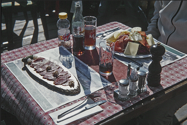 Along the slopes there are restaurants where you can rest and eat typical dishes of salami, vegetables and cheeses Along the slopes there are restaurants where you can rest and eat typical dishes of salami, vegetables and cheeses