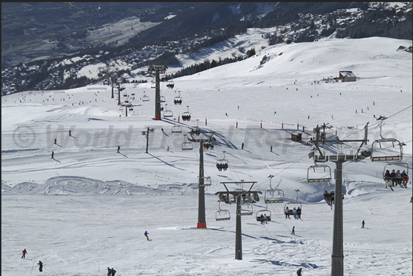 Tens are the lifts that reach the ski slopes with all levels of difficulty Tens are the lifts that reach the ski slopes with all levels of difficulty