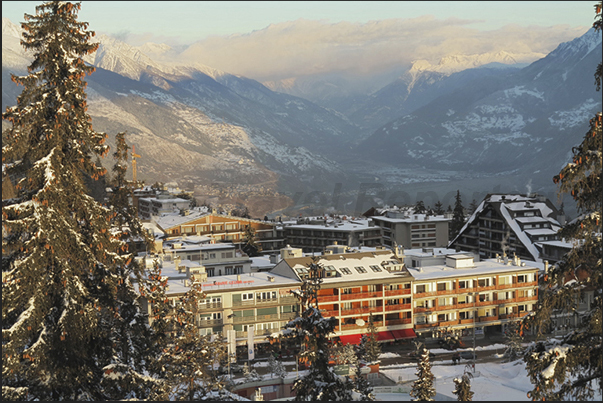 At the end of the day, the sunset over the city offers moments of relaxation in a very suggestive alpine contest