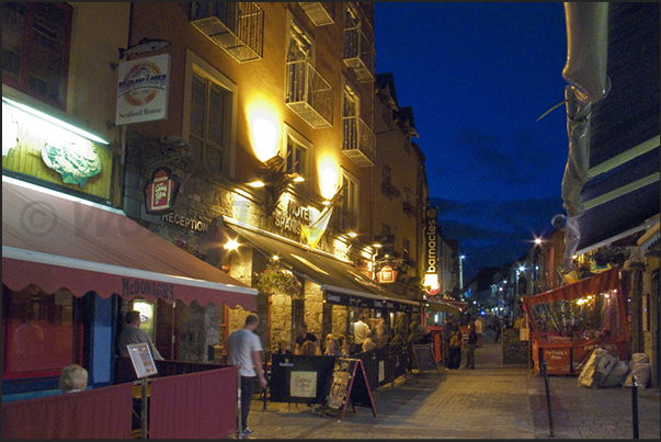 In the evening the streets of Galway crowd of tourists in search of a pub to drink a beer and enjoy dishes mainly based on fish In the evening the streets of Galway crowd of tourists in search of a pub to drink a beer and enjoy dishes mainly based on fish