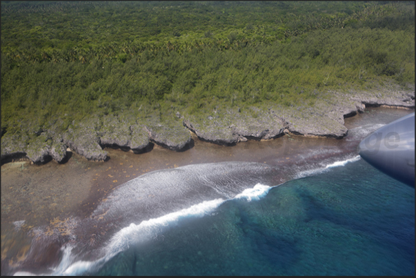 From the airplane, is clearly seen the large platform of coral that protects the island