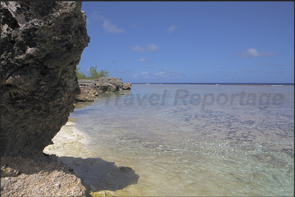 The island is completely surrounded by a coral platform that prevents ships from reaching the coast The island is completely surrounded by a coral platform that prevents ships from reaching the coast