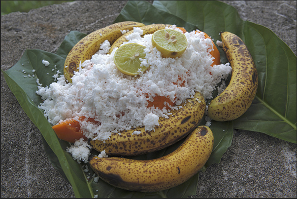 A typical dish of the island are bananas, mangoes and papayas, eaten with chopped coconut splash of lemon A typical dish of the island are bananas, mangoes and papayas, eaten with chopped coconut splash of lemon