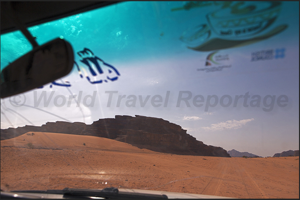 With a 4x4 to the mountains and valleys of the Jordanian desert With a 4x4 to the mountains and valleys of the Jordanian desert