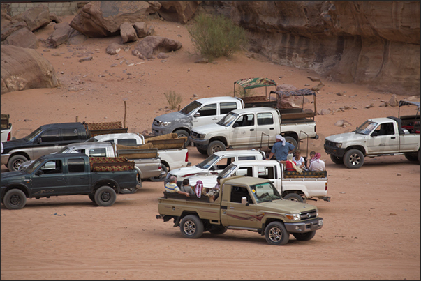 The 4x4 carrying tourists to visit the oases and the archaeological sites in the desert The 4x4 carrying tourists to visit the oases and the archaeological sites in the desert