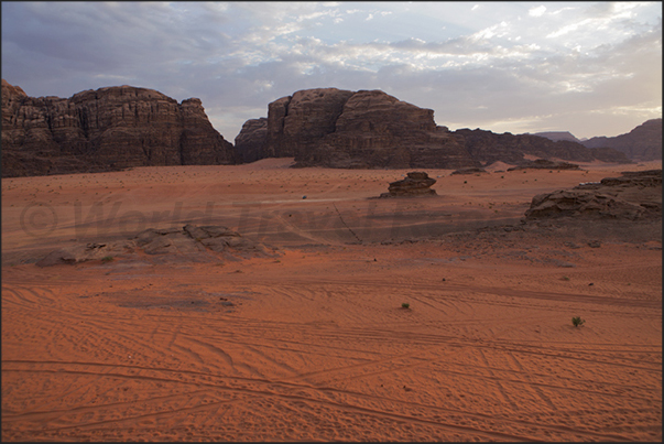 At sunset, the desert begins to be colored red. A red that amazes and fascinates visitors At sunset, the desert begins to be colored red. A red that amazes and fascinates visitors