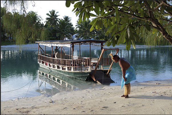 The ferry that connects Aitutaki Island with the small island of Mori Akitua