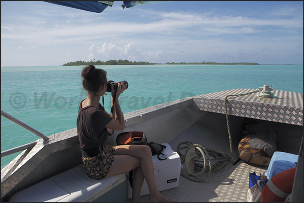 Navigation in the lagoon toward the One Foot Island Navigation in the lagoon toward the One Foot Island