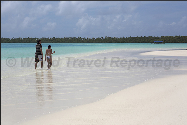 South tip of the reef. From the sand bank, Tekopua island is reached by walking through the shallow waters of the lagoon South tip of the reef. From the sand bank, Tekopua island is reached by walking through the shallow waters of the lagoon