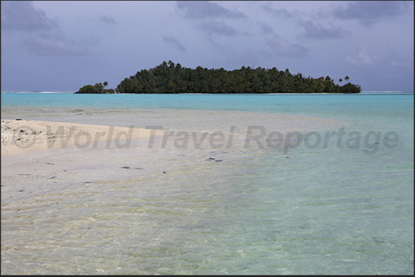 The uninhabited island of Moturakau located inside the lagoon near the Rapota Island