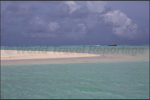 A sand bank near Tekopua Island, on the southern tip of the reef A sand bank near Tekopua Island, on the southern tip of the reef