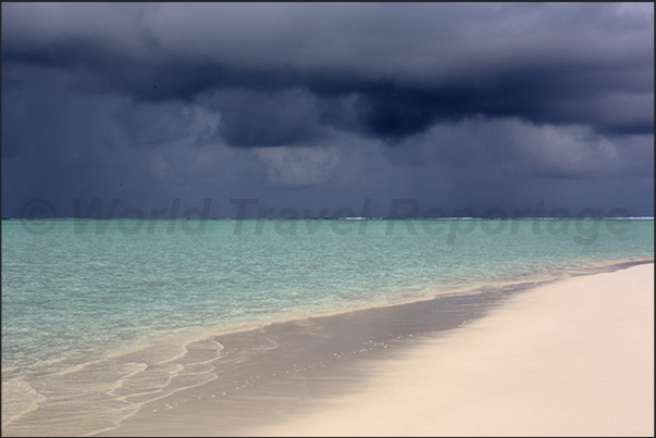 Tekopua Island, on the southern tip of the reef. Storm coming