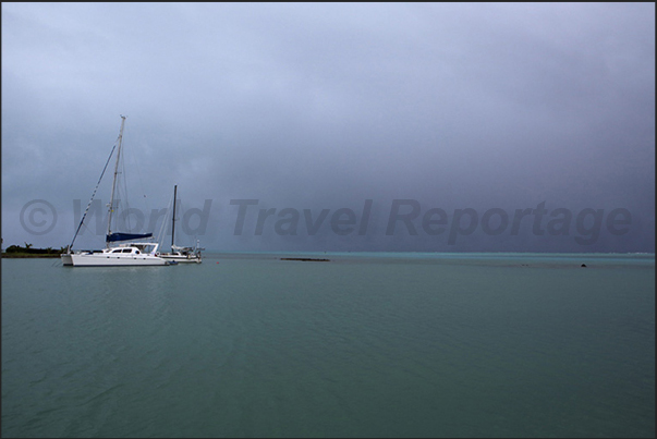 The port of Arutanga is protected from the ocean only by the reef but is not protected from the winds