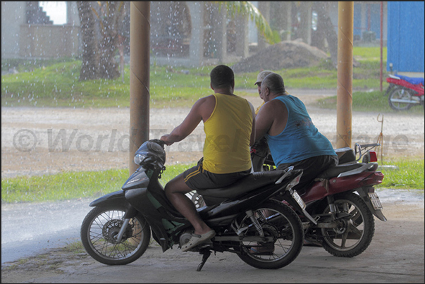 Arutanga, waiting the sun under the rain