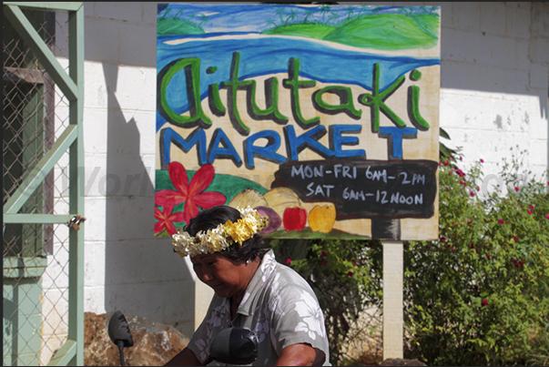 The market of fruit, vegetables, fish and meat to Arutanga The market of fruit, vegetables, fish and meat to Arutanga
