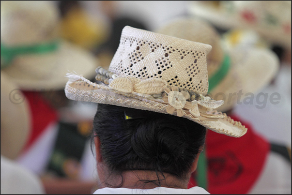 On Sunday, at church to Arutanga, women wear their best hats On Sunday, at church to Arutanga, women wear their best hats