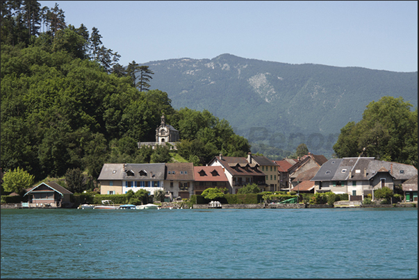 The town below the castle of Duingt The town below the castle of Duingt