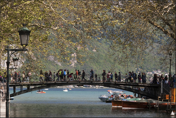 The bridge that crosses the port of Annecy