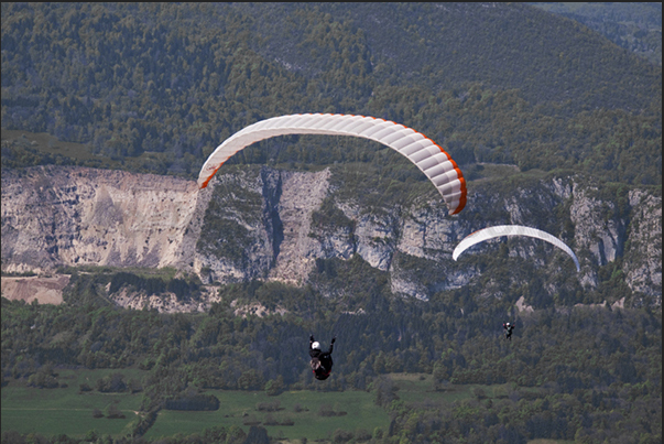 Flying to the rock cliffs of the south west coast of the lake of Annecy