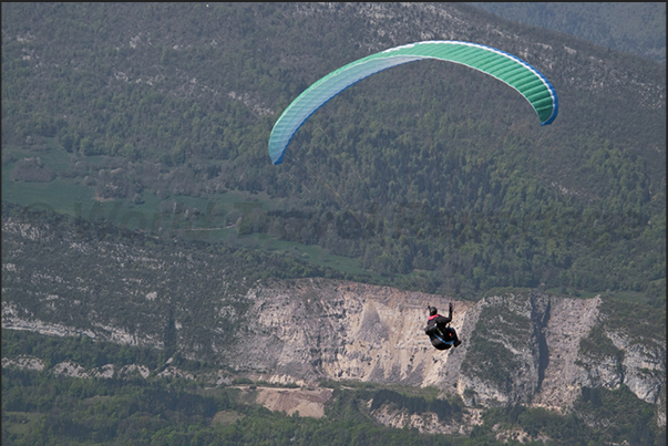 Flying to the rock cliffs of the south west coast of the lake of Annecy Flying to the rock cliffs of the south west coast of the lake of Annecy