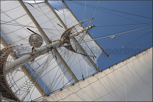 Square sails on the fore mast Square sails on the fore mast