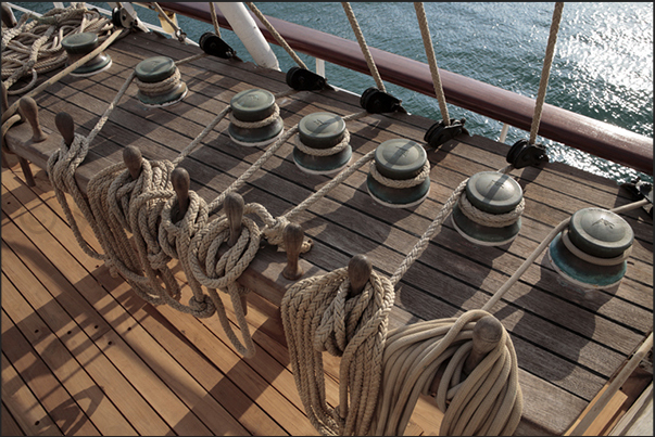 The ropes for the jibs, ready on the bow The ropes for the jibs, ready on the bow