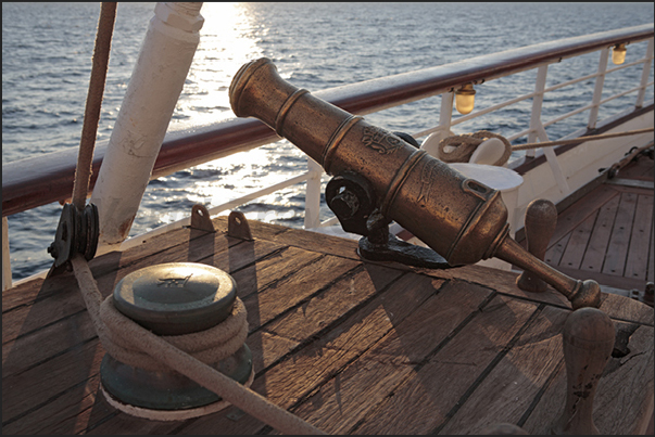 The little cannon on the bow, used to fire salvoes in the special occasions The little cannon on the bow, used to fire salvoes in the special occasions