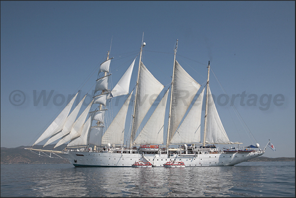 Star Clipper: made in 1992, length 108 m, 2298 t, draft 1.5 m, sail area 1,080 m2, 67 m mast, crew 72 people, 170 passengers Star Clipper: made in 1992, length 108 m, 2298 t, draft 1.5 m, sail area 1,080 m2, 67 m mast, crew 72 people, 170 passengers