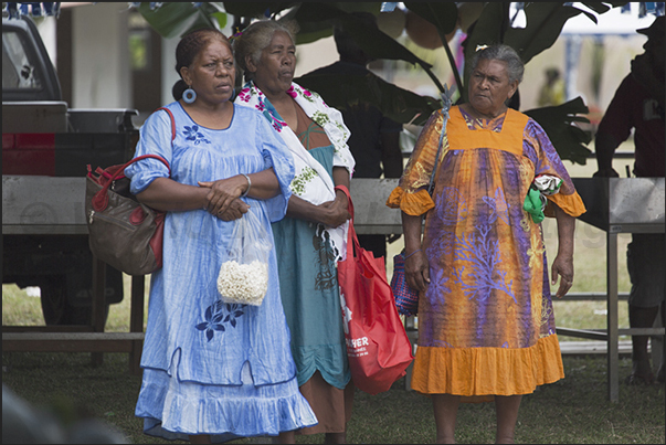 Women at the market of Roh