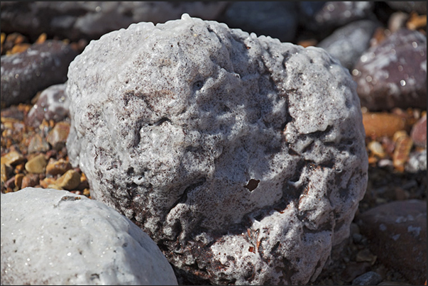 The high temperatures, cause the continuous and rapid evaporation of the water and leave on the rocks, thick layers of salt