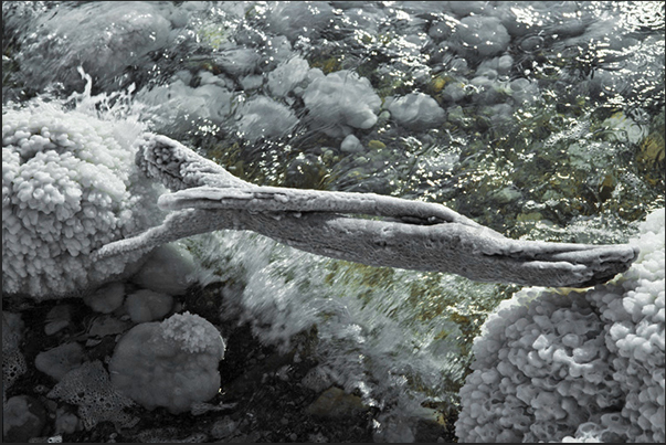The high temperatures, cause the continuous and rapid evaporation of the water and leave on the rocks, thick layers of salt The high temperatures, cause the continuous and rapid evaporation of the water and leave on the rocks, thick layers of salt
