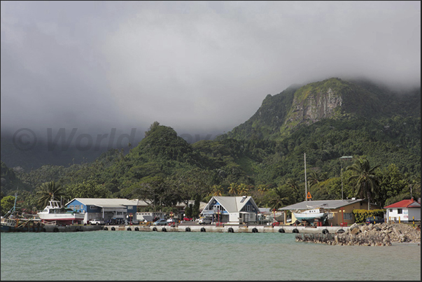 The port of Avarua, the capital the island (north coast) The port of Avarua, the capital the island (north coast)