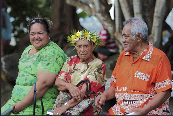 Walking through the Punanga Nui market, you can see many women wearing colorful hats made with flowers Walking through the Punanga Nui market, you can see many women wearing colorful hats made with flowers
