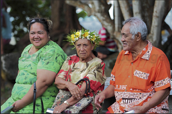 Walking through the Punanga Nui market, you can see many women wearing colorful hats made with flowers