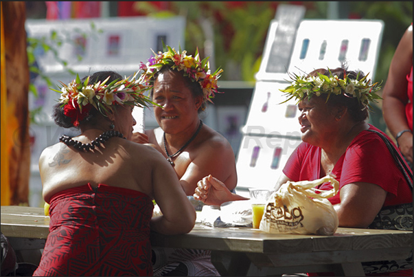 Walking through the Punanga Nui market, you can see many women wearing colorful hats made with flowers Walking through the Punanga Nui market, you can see many women wearing colorful hats made with flowers