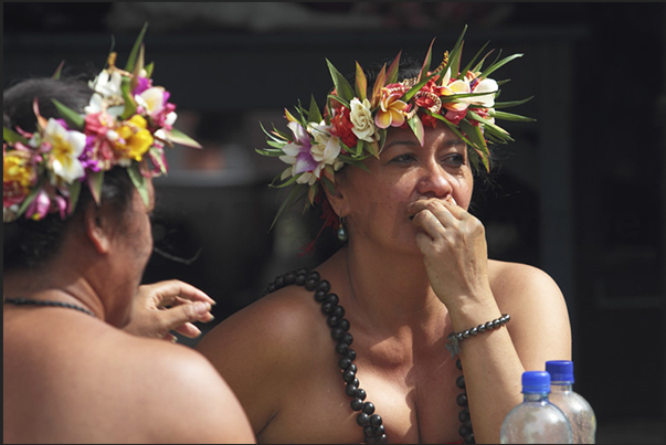 Walking through the Punanga Nui market, you can see many women wearing colorful hats made with flowers Walking through the Punanga Nui market, you can see many women wearing colorful hats made with flowers