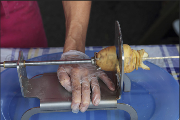 Punanga Nui market. Preparation and cutting of a potato which will becomes, once fried, a delicious aperitif