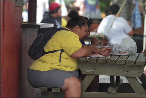 In Punanga Nui market, there are several restaurants that prepare dishes based on vegetables, fish and meat