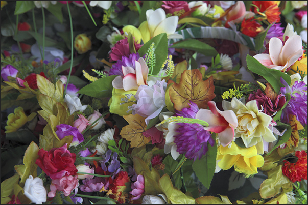 Punanga Nui market, stall of synthetic flower, strange image to saw the amount of natural flowers on the island Punanga Nui market, stall of synthetic flower, strange image to saw the amount of natural flowers on the island
