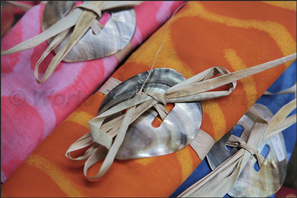 Punanga Nui market. Towels decorated with a clasp made ​​of nacre Punanga Nui market. Towels decorated with a clasp made ​​of nacre