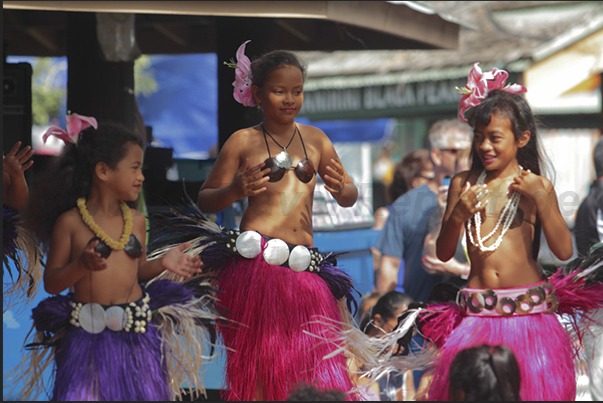 Punanga Nui market, it is also time to party with performances of traditional music and dance performed in the square Punanga Nui market, it is also time to party with performances of traditional music and dance performed in the square