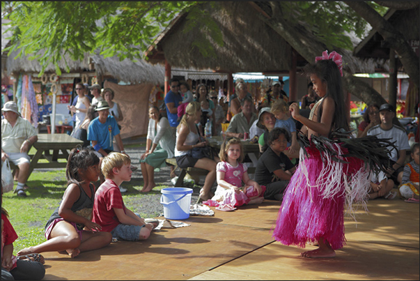 Punanga Nui market, it is also time to party with performances of traditional music and dance performed in the square Punanga Nui market, it is also time to party with performances of traditional music and dance performed in the square