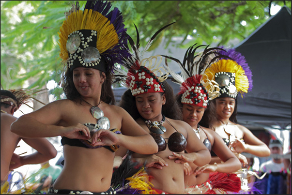 Punanga Nui market, it is also time to party with performances of traditional music and dance performed in the square