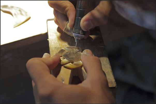 From the processing of nacre, you get necklaces and pendants From the processing of nacre, you get necklaces and pendants