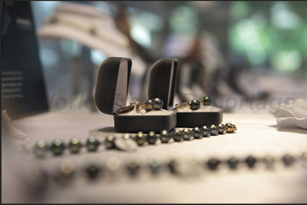 Necklaces, rings, earrings of pearls produced in the archipelago, exposed in the jewelers of Avarua Necklaces, rings, earrings of pearls produced in the archipelago, exposed in the jewelers of Avarua