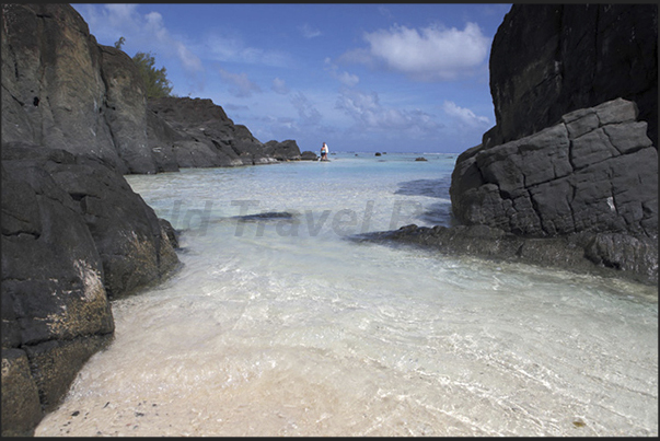 The coral reef that protects the island and its lagoon, creates beautiful beaches wet by turquoise waters